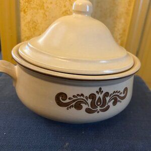 Pfaltzgraff Vintage Village  round Casserole  Brown cream 2QT  8 in dia
